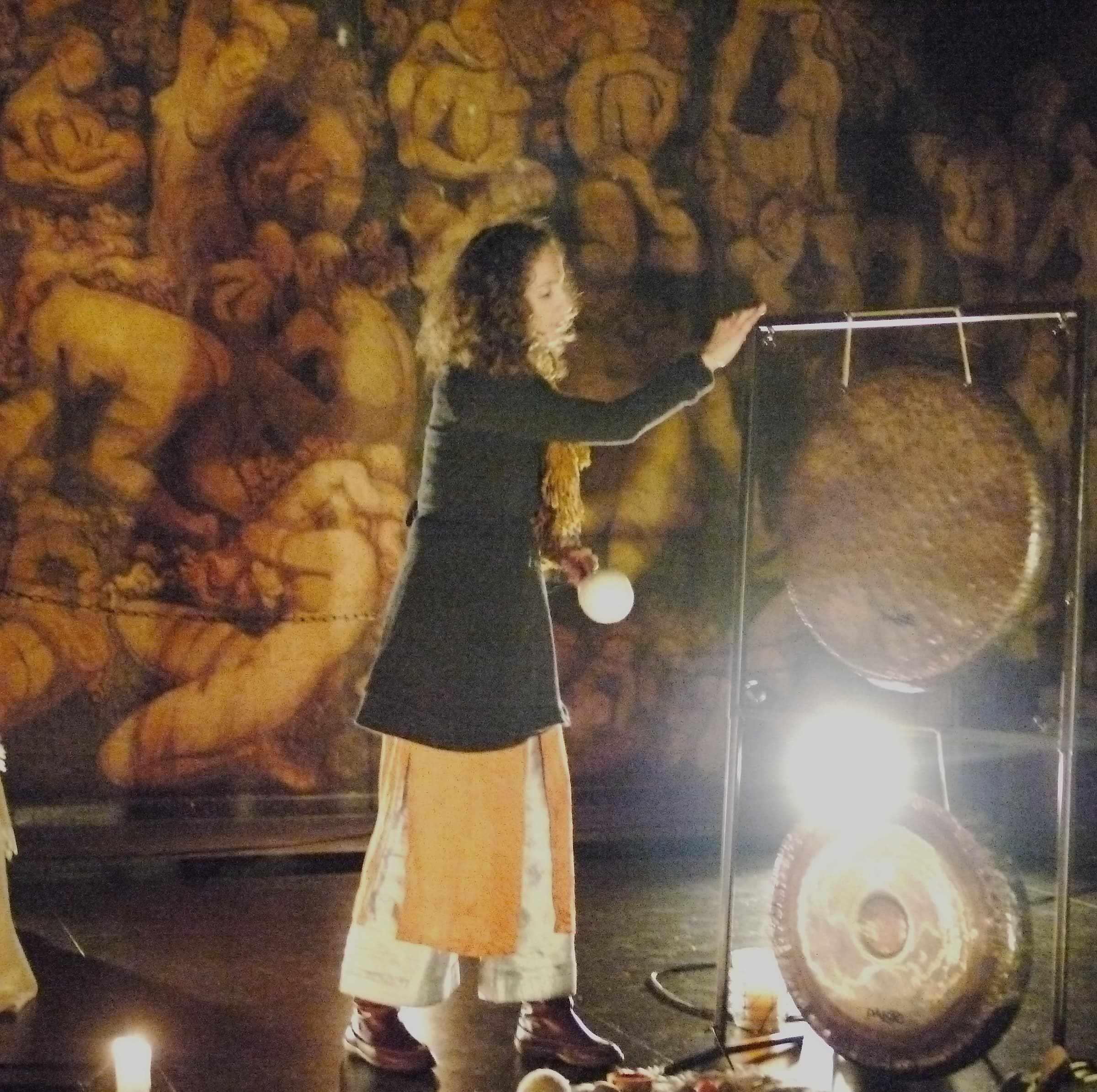 Tal striking a large gong